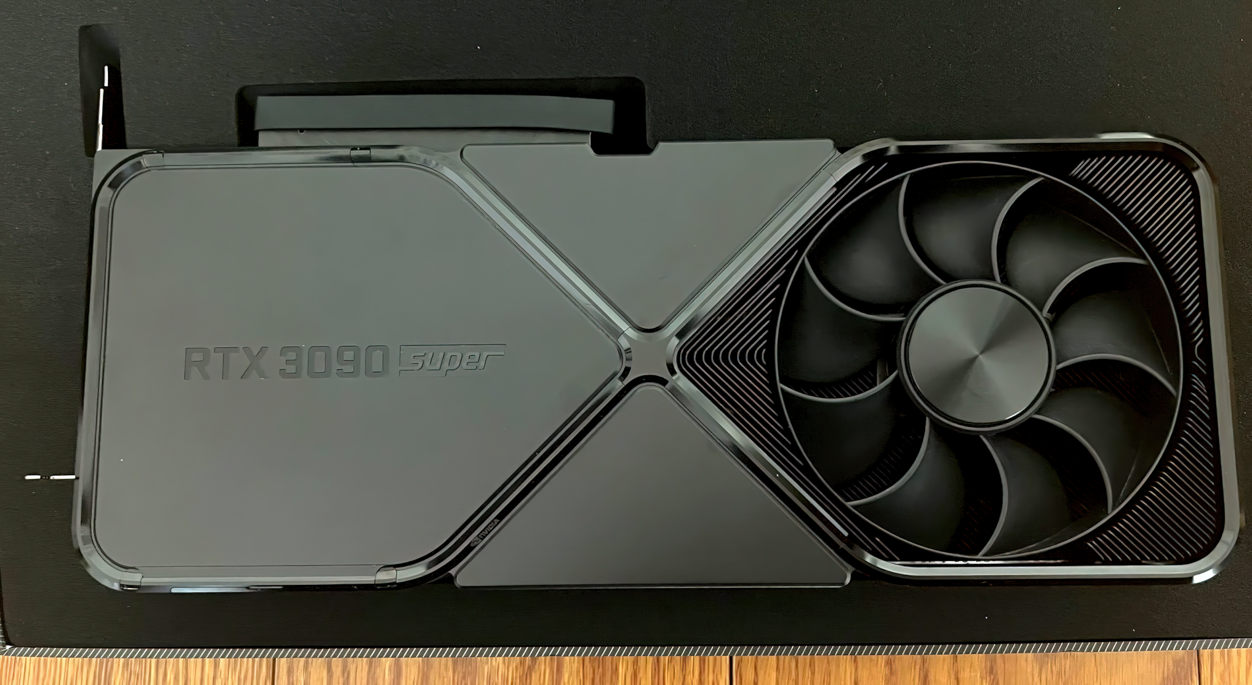 La GeForce RTX 3090 SUPER Apparaît dans une Nouvelle Image