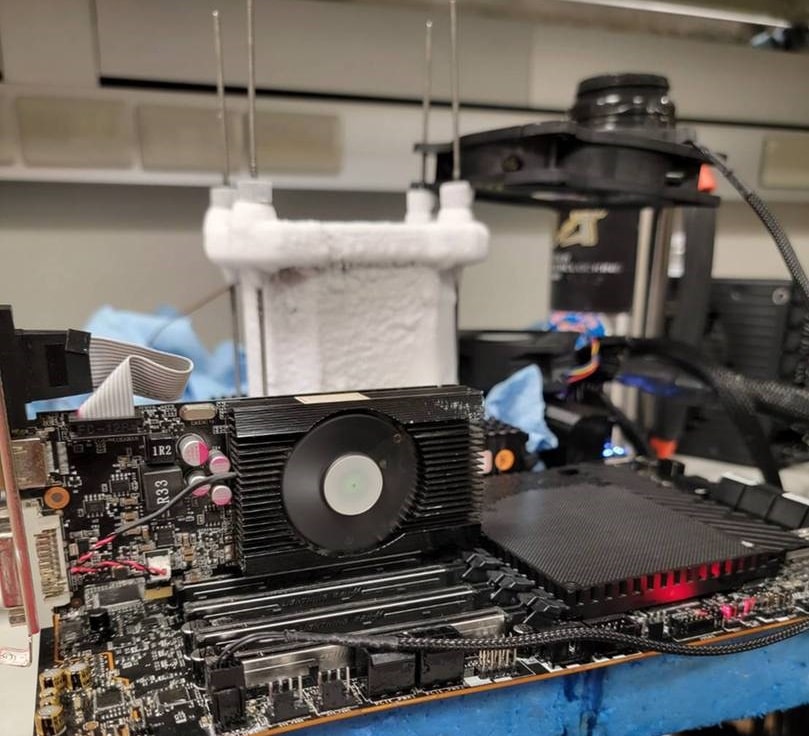 Le 96-core AMD EPYC 9654 est aussi rapide qu'un 64-core avec LN2 ! Le 96-core AMD EPYC 9654 est aussi rapide qu'un 64-core avec LN2 !
